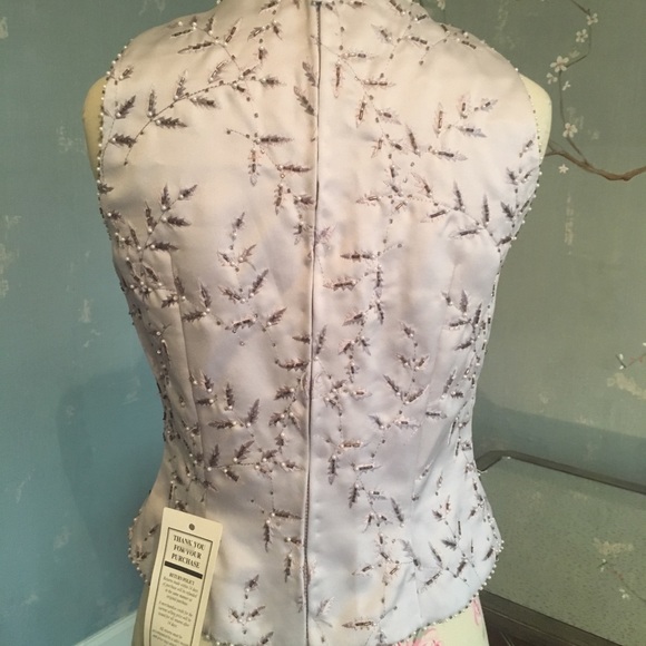 Embroidered & embellished lavender sleeveless top - Picture 3 of 4